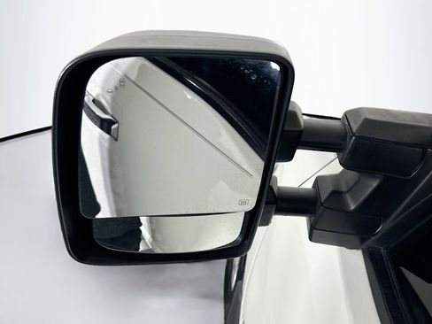 Used 2018 Nissan Titan SV w/ SV Convenience Package image 16