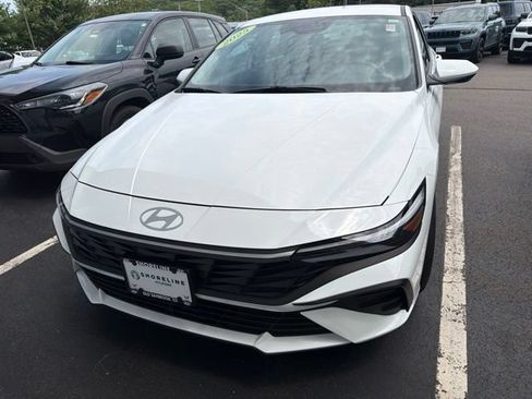 Used 2025 Hyundai Elantra SE FWD image 2