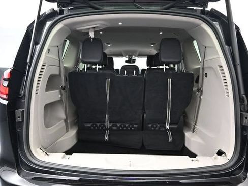 Certified 2022 Chrysler Pacifica Touring-L AWD/4WD image 23