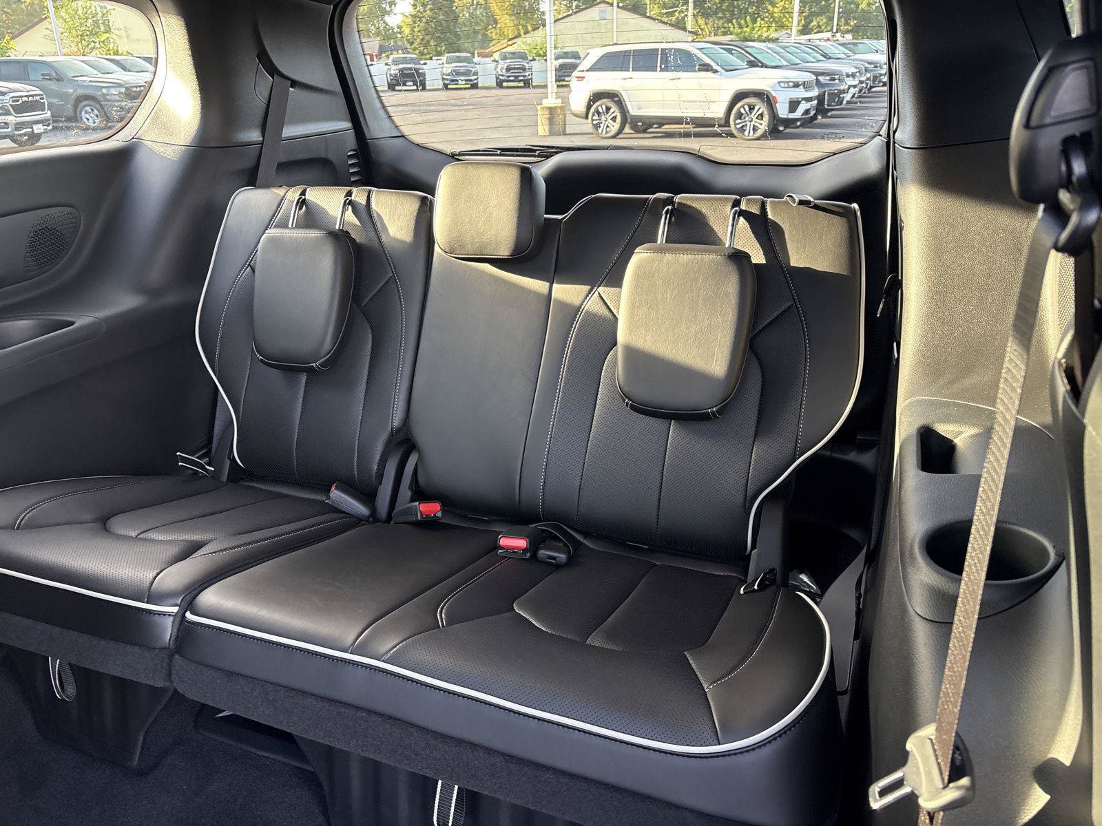 New 2027 Chrysler Pacifica Limited AWD/4WD image 11