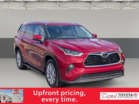 Used 2023 Toyota Highlander Limited FWD image 2