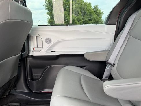 Used 2025 Toyota Sienna XLE AWD/4WD image 25