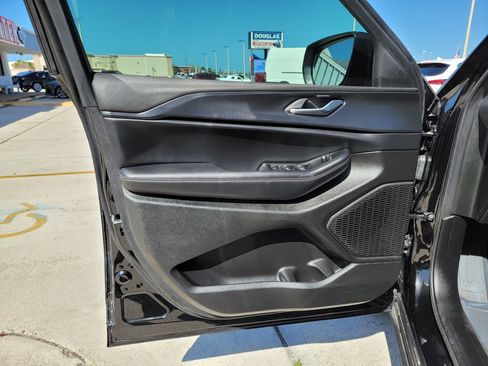 Used 2025 Jeep Grand Cherokee Laredo w/ Trailer Tow Package image 11