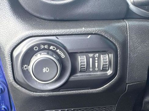 Used 2018 Jeep Wrangler Unlimited Sahara w/ Dual Top Group AWD/4WD image 18