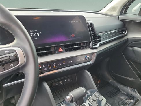 Used 2025 Kia Sportage EX FWD image 11