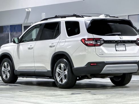 Used 2024 Honda Pilot EX-L image 3