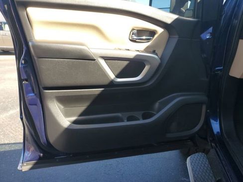 Used 2017 Nissan Titan SV image 15