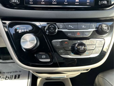 Used 2023 Chrysler Pacifica Touring-L FWD image 27