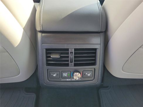 Used 2016 Toyota Avalon Limited w/ Toyota Safety Sense Package image 12