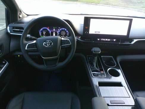 Used 2025 Toyota Sienna XSE image 32