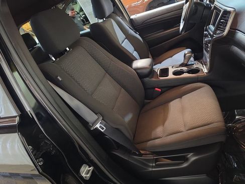 Used 2019 Jeep Grand Cherokee Laredo w/ Security & Convenience Group AWD/4WD image 24
