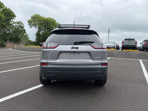 Used 2019 Jeep Cherokee Latitude Plus AWD/4WD image 5