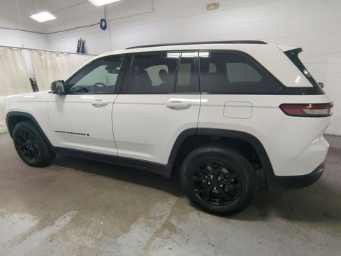 Certified 2024 Jeep Grand Cherokee Altitude image 9