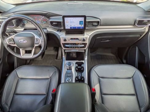 Used 2023 Ford Explorer XLT w/ Equipment Group 202A AWD/4WD image 18