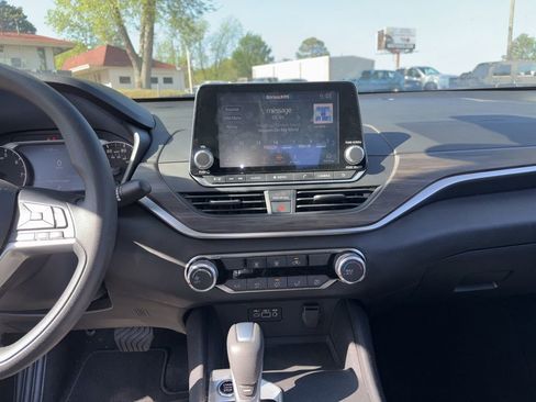 Used 2025 Nissan Altima 2.5 SV image 13