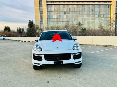 Used 2015 Porsche Cayenne Turbo image 3