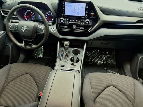 Used 2021 Toyota Highlander L FWD image 11