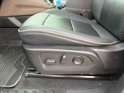 Used 2024 GMC Canyon Denali image 9