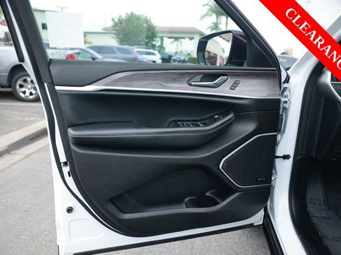 Used 2022 Jeep Grand Cherokee L Limited AWD/4WD image 16