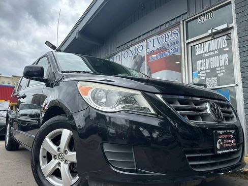 Used 2011 Volkswagen Routan SE FWD image 1
