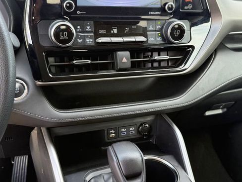 Used 2022 Toyota Highlander L FWD image 19
