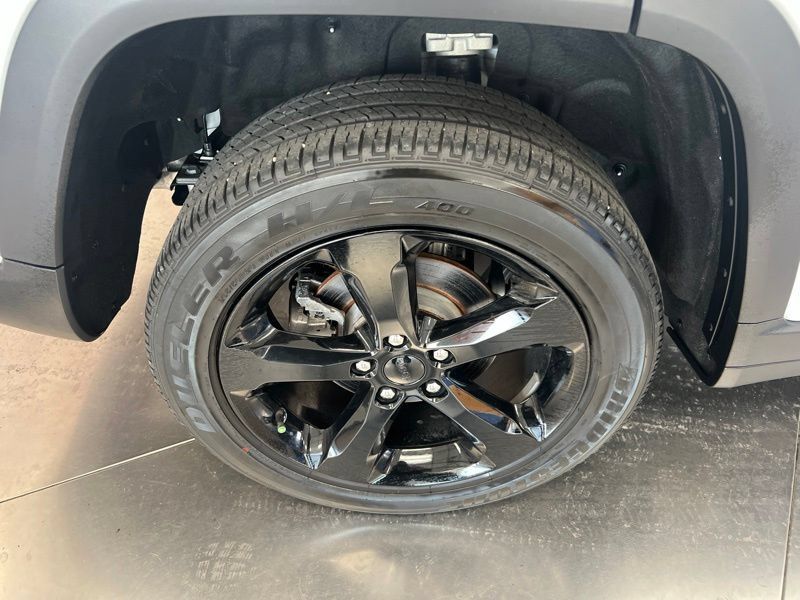 Used 2023 Jeep Grand Cherokee Altitude AWD/4WD image 10