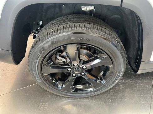 Used 2023 Jeep Grand Cherokee Altitude AWD/4WD image 10