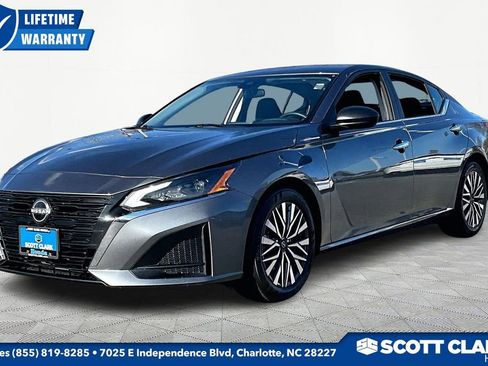 Used 2024 Nissan Altima 2.5 SV image 3