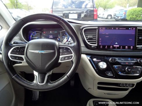 Used 2021 Chrysler Pacifica Touring-L FWD image 10