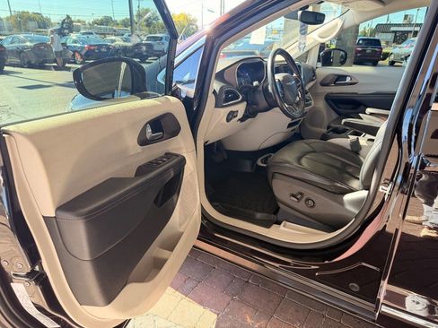 Used 2019 Chrysler Pacifica Touring-L image 29