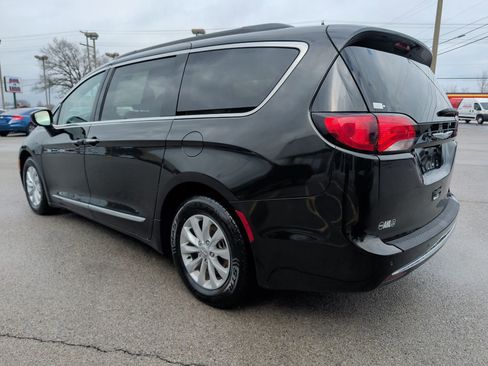 Used 2017 Chrysler Pacifica Touring-L image 5