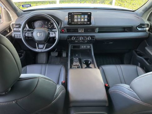 Used 2025 Honda Pilot TrailSport image 11