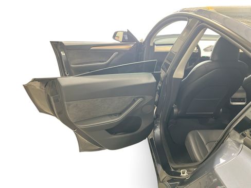Certified 2023 Tesla Model Y AWD image 10