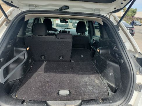 Used 2015 Jeep Cherokee Latitude FWD image 16