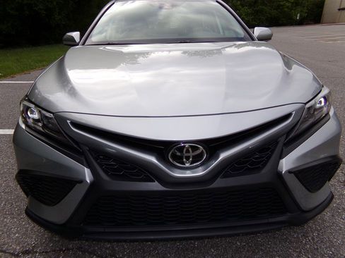 Used 2022 Toyota Camry SE FWD image 3