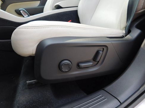 Used 2021 Volvo XC40 T4 Momentum FWD image 18