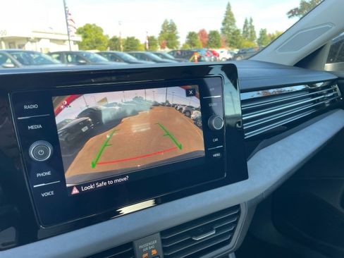 Used 2025 Volkswagen Jetta SE image 17