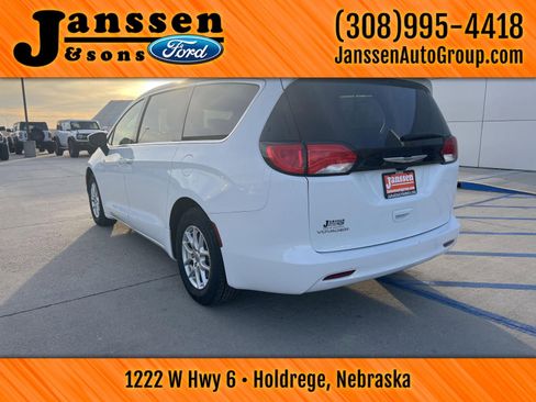 Used 2023 Chrysler Voyager LX image 8