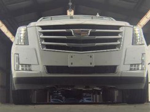 Used 2019 Cadillac Escalade ESV Luxury RWD image 3