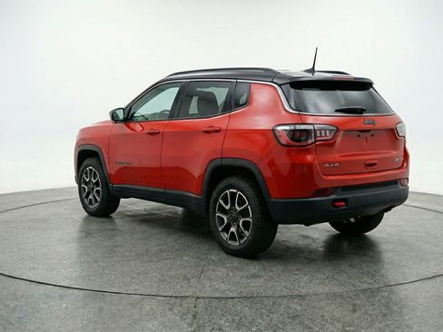 Used 2025 Jeep Compass Trailhawk AWD/4WD image 6