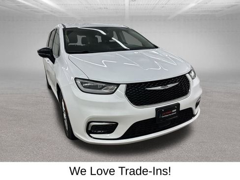 Used 2024 Chrysler Pacifica Touring-L FWD image 3
