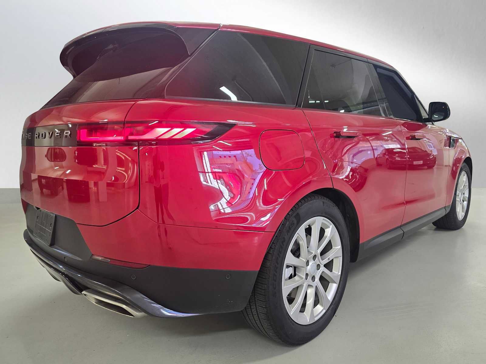 Used 2025 Land Rover Range Rover Sport SE AWD/4WD image 5
