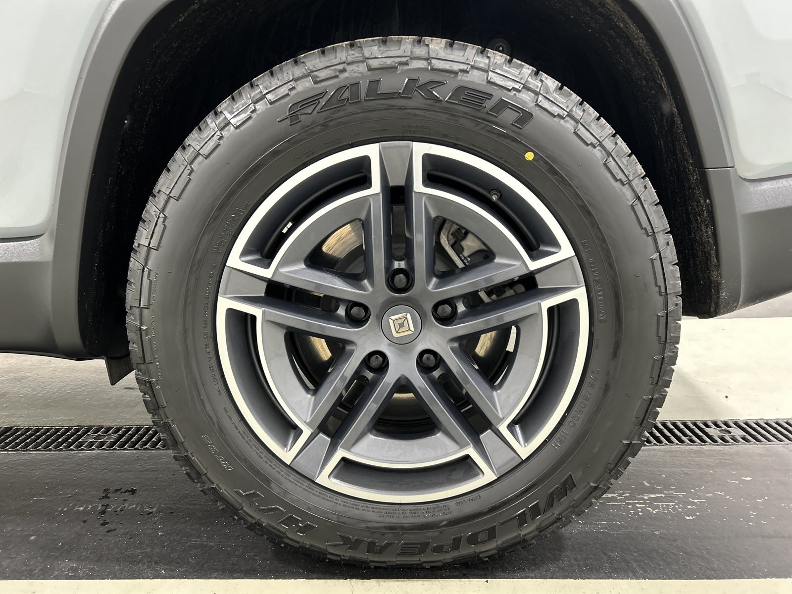 Used 2025 Rivian R1S Adventure Dual AWD/4WD image 10