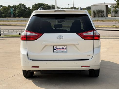 Used 2019 Toyota Sienna XLE w/ XLE Navigation Package FWD image 5