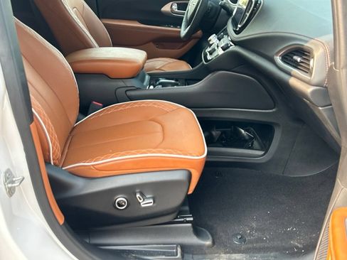 Used 2024 Chrysler Pacifica Pinnacle FWD image 15