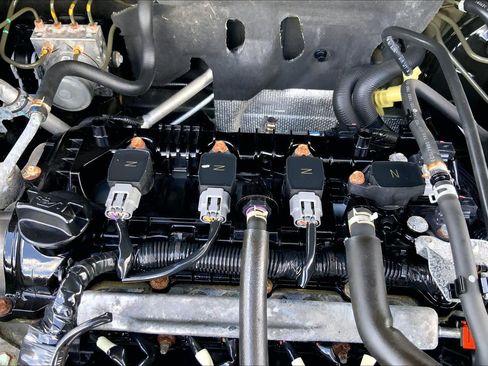 Used 2019 Nissan Kicks S w/ Exterior Electronics Package image 32