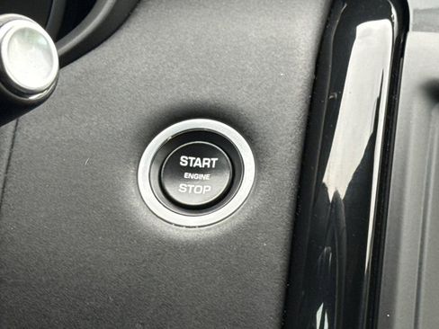 Used 2019 Land Rover Discovery SE image 27