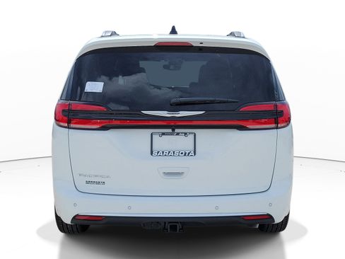 New 2026 Chrysler Pacifica Pinnacle w/ Trailer Tow Group FWD image 5