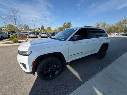 Used 2023 Jeep Grand Cherokee Altitude AWD/4WD image 4
