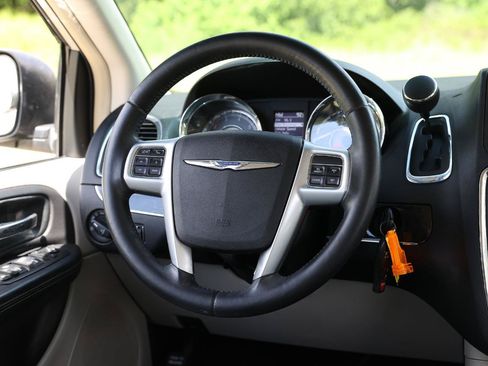Used 2013 Chrysler Town & Country Touring FWD image 27